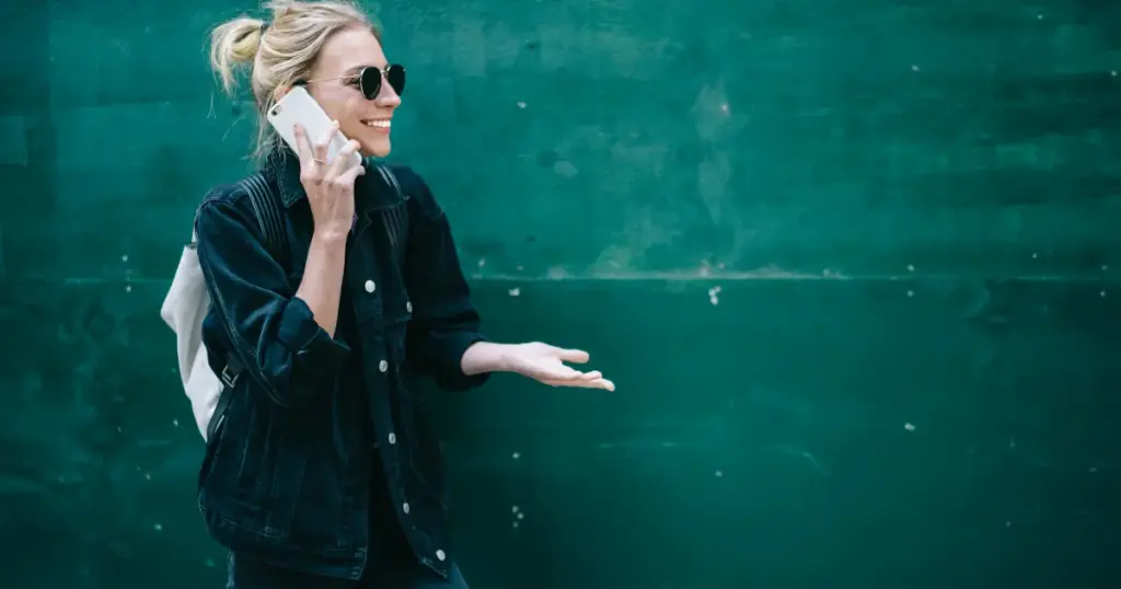 Frau schaut nachdenklich zur Seite – Entscheidungsfindung eines Reflektors im Human Design