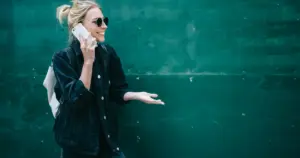 Frau schaut nachdenklich zur Seite – Entscheidungsfindung eines Reflektors im Human Design