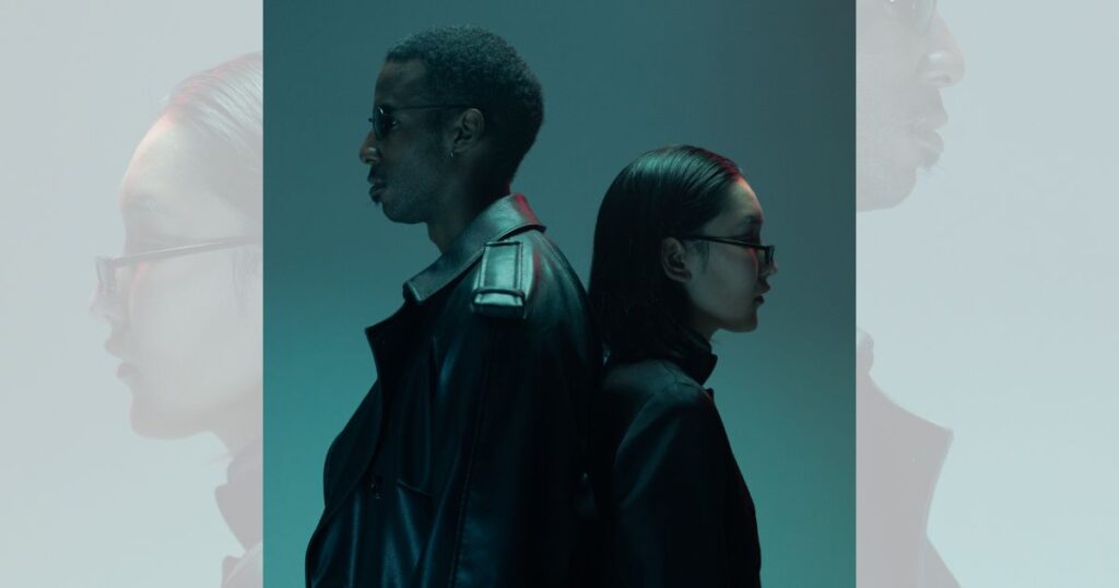 zwei Menschen stehen Rücken an Rücken und schauen in unterschiedliche Richtungen – Wahrnehmungsunterschiede eines Reflektors im Human Design