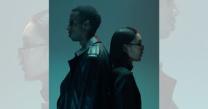 zwei Menschen stehen Rücken an Rücken und schauen in unterschiedliche Richtungen – Wahrnehmungsunterschiede eines Reflektors im Human Design