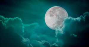 Vollmond hinter Wolken am Nachthimmel – Bild für das Leben als Reflektor im Human Design