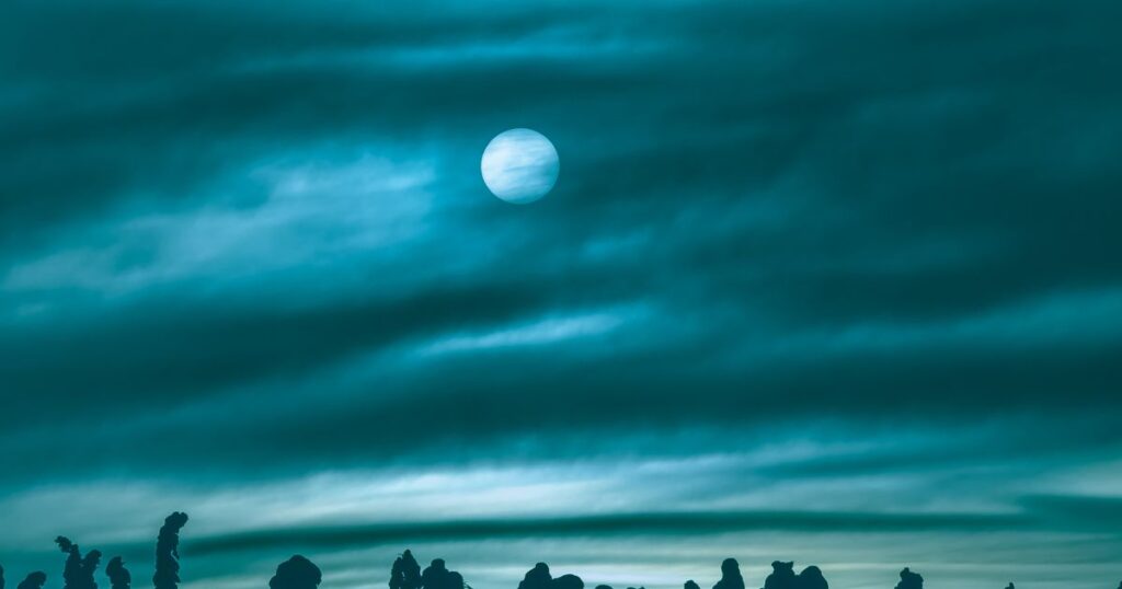 Vollmond über einer Landschaft – Bild für den Mondzyklus und die wechselnde Wahrnehmung eines Reflektors