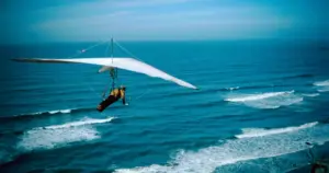 Drachenflieger über dem Meer als Sinnbild für das Gefühl, nach etwas zu suchen, das sich endlich wirklich nach Freude anfühlt