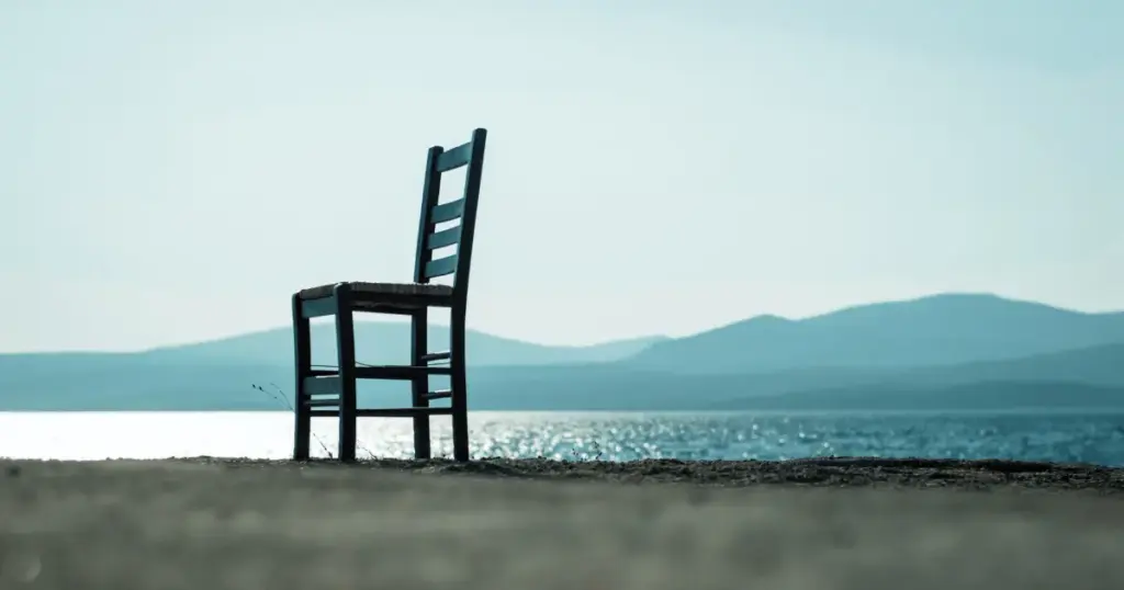 Leerer Stuhl am Strand als ruhiges Arbeitsumfeld für Reflektoren im Beruf