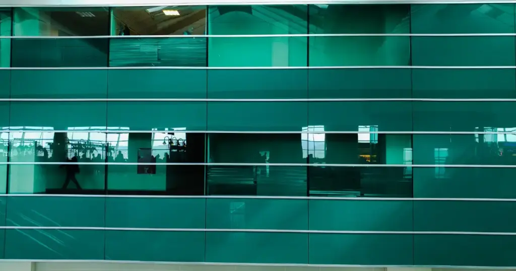 Verspiegelte Bürofassade als Symbol für Reflektoren im Beruf und die Wirkung des Arbeitsumfelds im Human Design