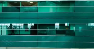 Verspiegelte Bürofassade als Symbol für Reflektoren im Beruf und die Wirkung des Arbeitsumfelds im Human Design