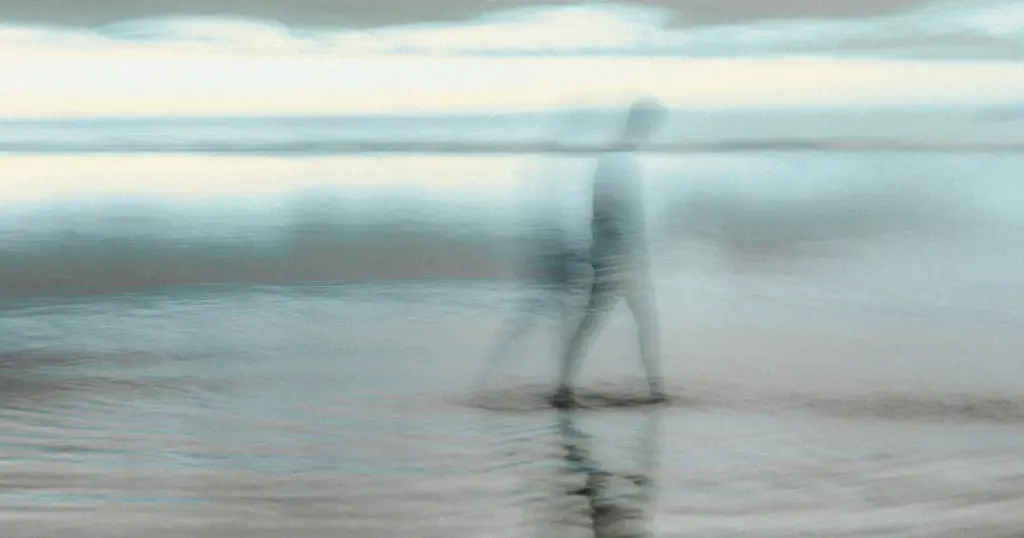 Reflektor im Human Design als Projektionsfläche in Beziehungen – unscharfe Person am Strand