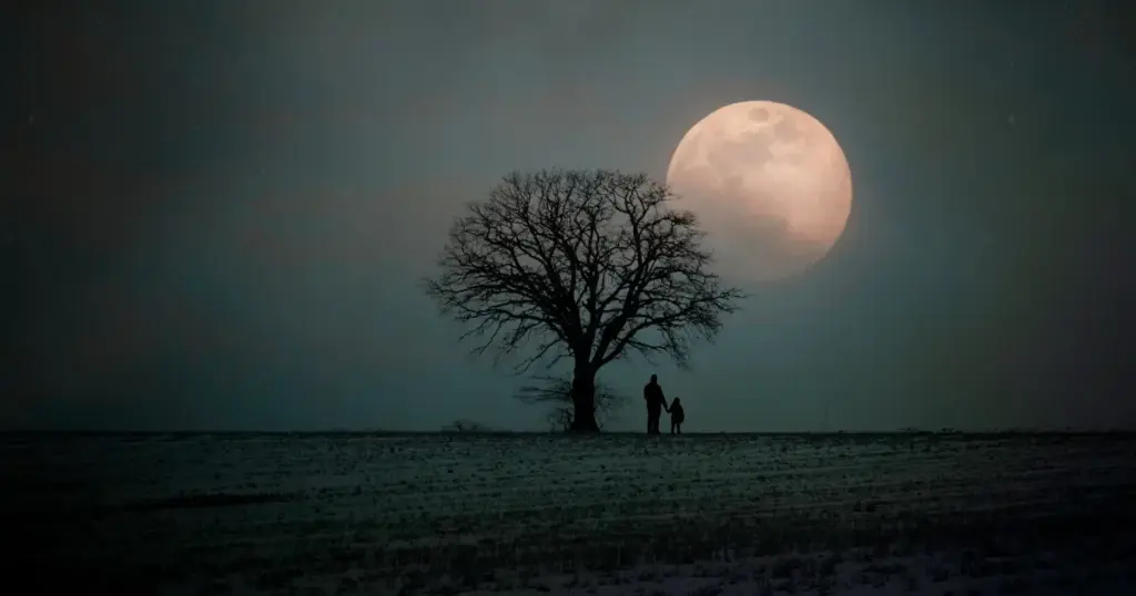 Baum mit zwei Personen unter großem Mond – Sinnbild für die natürliche Anlage der Mondautorität beim Reflektor im Human Design